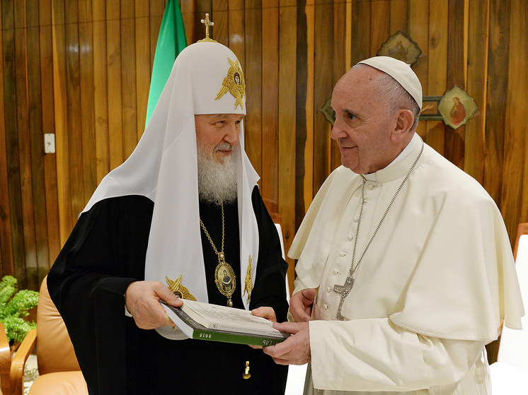 Папа Римский предложил патриарху Кириллу встретиться в аэропорту Москвы