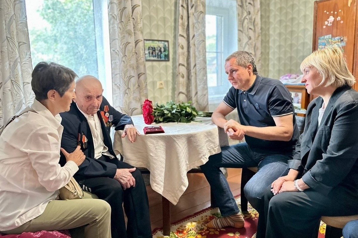 Белгородский губернатор Вячеслав Гладков поздравил волоконовца со 105-летием