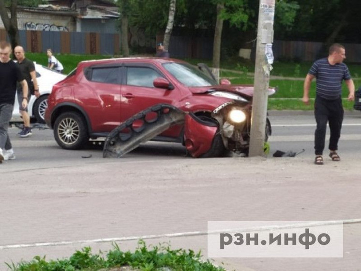 Автомобиль въехал в столб