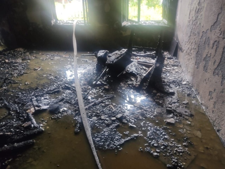 В Кандалакше 12 спасателей тушили пожар в деревянном доме