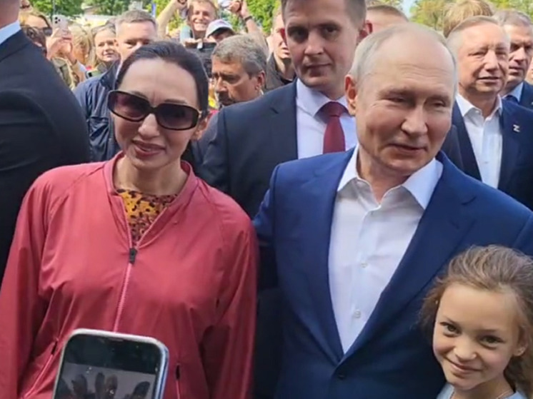 Сфотографировавшаяся с Путиным в Кронштадте россиянка назвала встречу с ним неожиданной