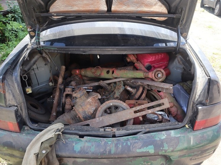 В Красном полицейские остановили машину, а в ней краденые запчасти