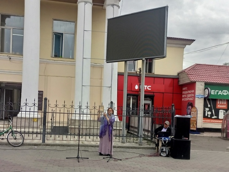 На улице в центре Кызыла выступила доктор теологии Ульяна Бичелдей