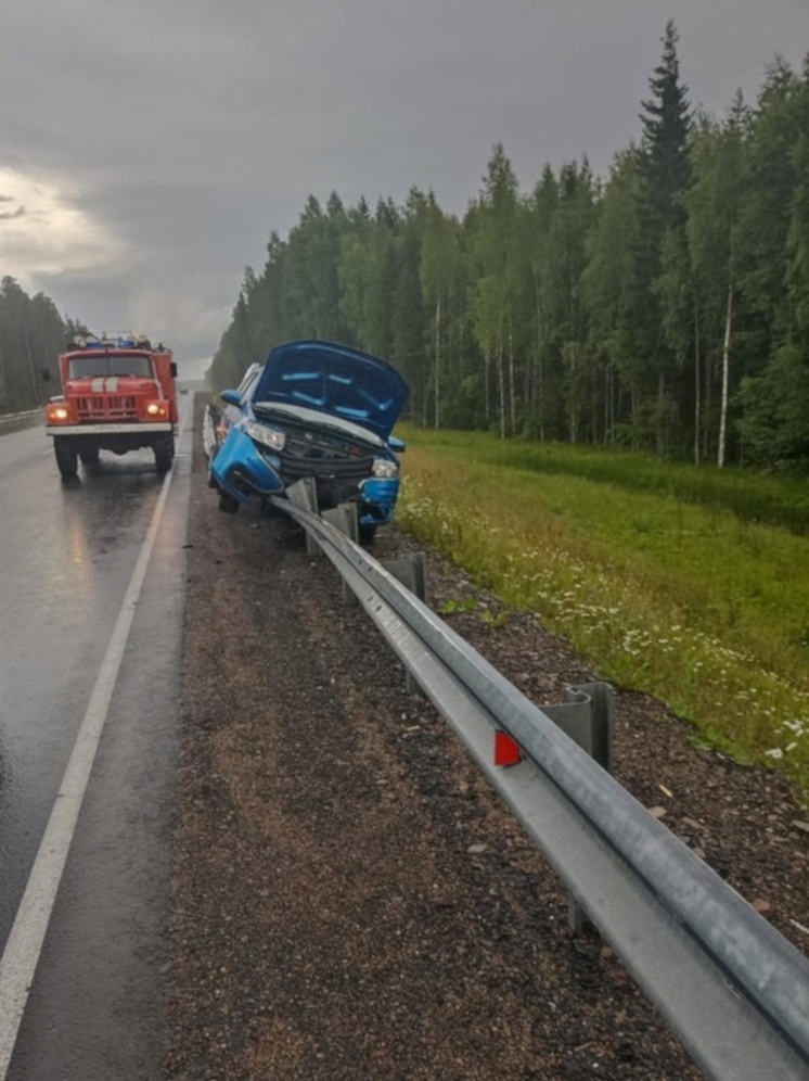 Автомобиль повис на отбойнике в районе Карелии