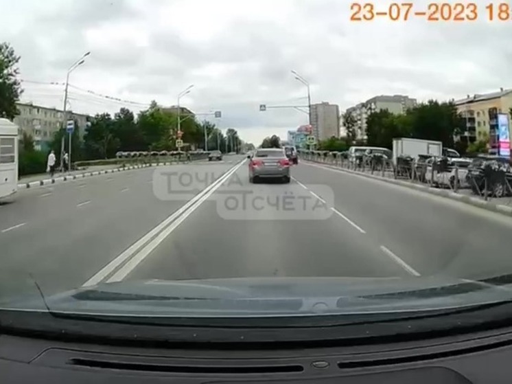 Дорогу переходили дети: автомобиль промчался на красный свет в Южно-Сахалинске