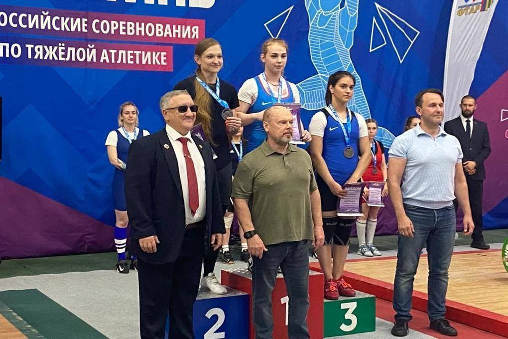 Спортсмены Сахалина завоевали шесть медалей на турнире по тяжелой атлетике в Москве