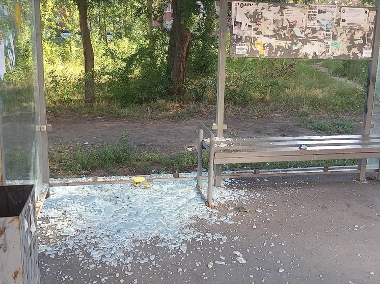 В Омске вандалы разрушили остановку общественного транспорта