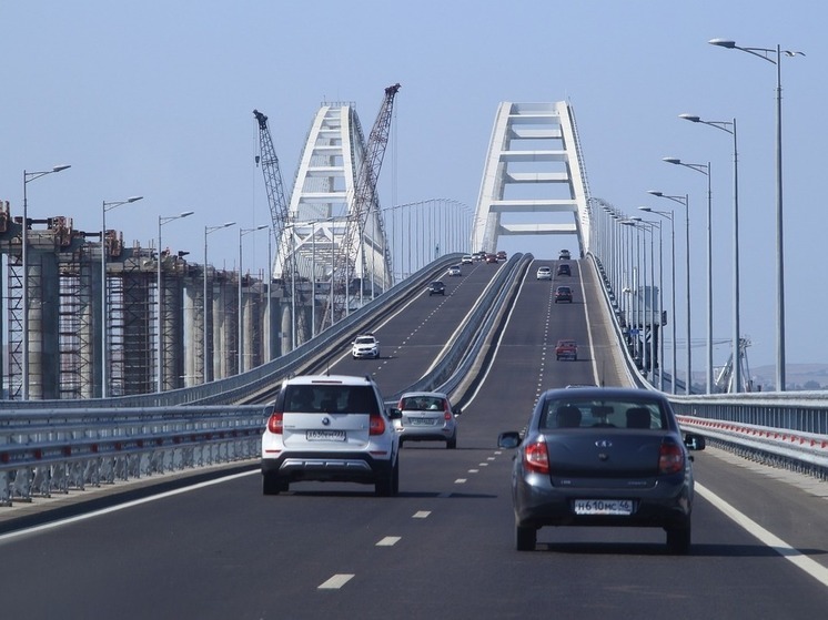 Движение автотранспорта по Крымскому мосту временно перекрыли второй раз за сутки