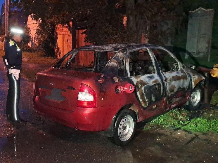 В Энгельсе загорелась машина, ударившаяся о газовую трубу, есть пострадавшие