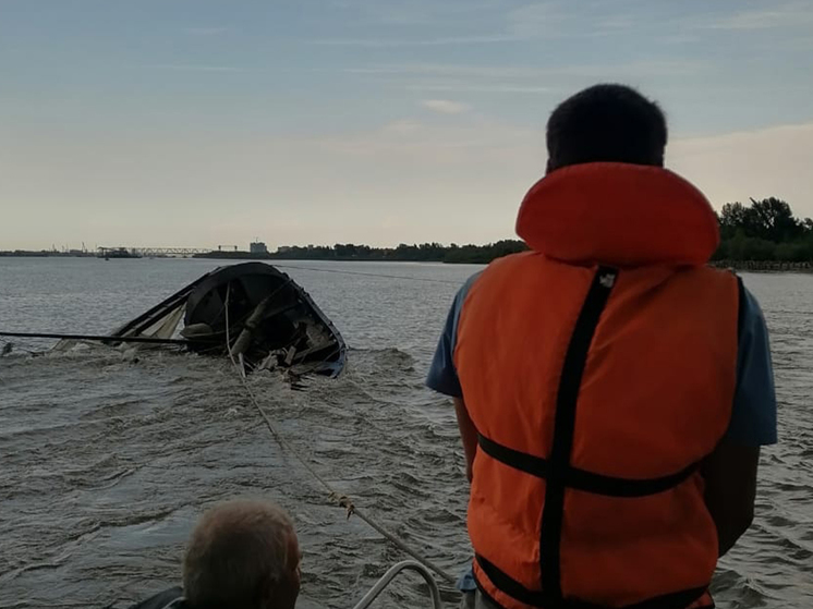 «Оторвало парус, мотор и перевернуло: в Астрахани из-за урагана мужчина чуть не ушел под воду вместе с лодкой