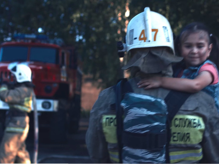 Играющий рок пожарный в Карелии снялся в ролике в поддержку тяжелобольных детей (16+)