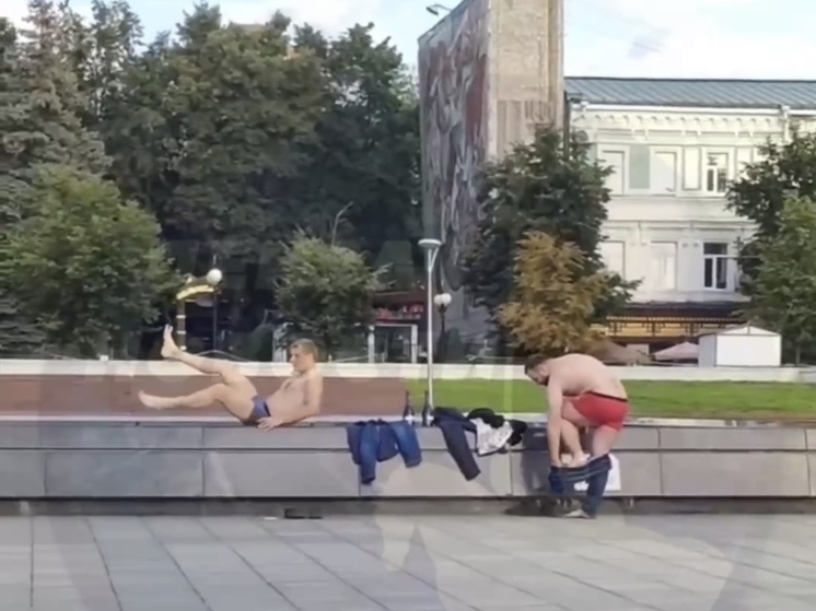 В Пензе двое мужчин освежились в городском фонтане перед рабочим днём