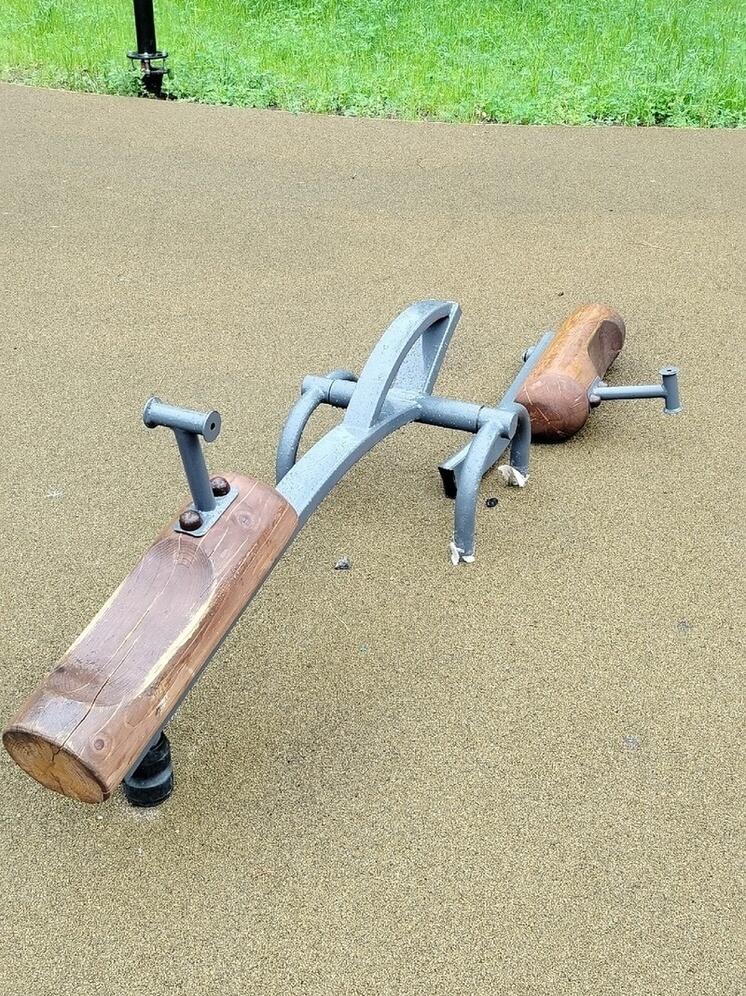 Вандалы разнесли детскую площадку в парке райцентра Карелии