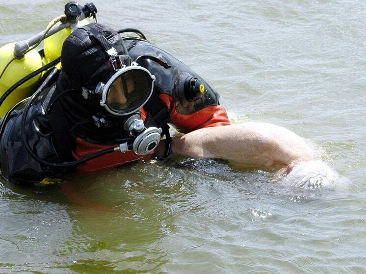 Тела мужчины и ребенка извлекли из воды в поселке Ямбург