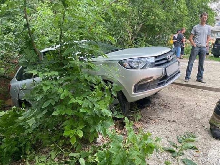 В Новосибирске «Лада» с женщиной и ребенком повисла над обрывом