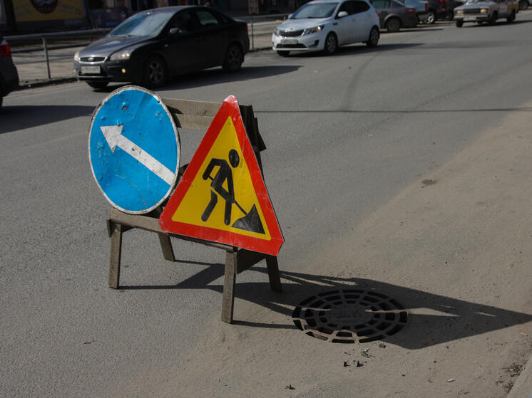 Автомобили мешают рабочим выкопать яму в Петрозаводске