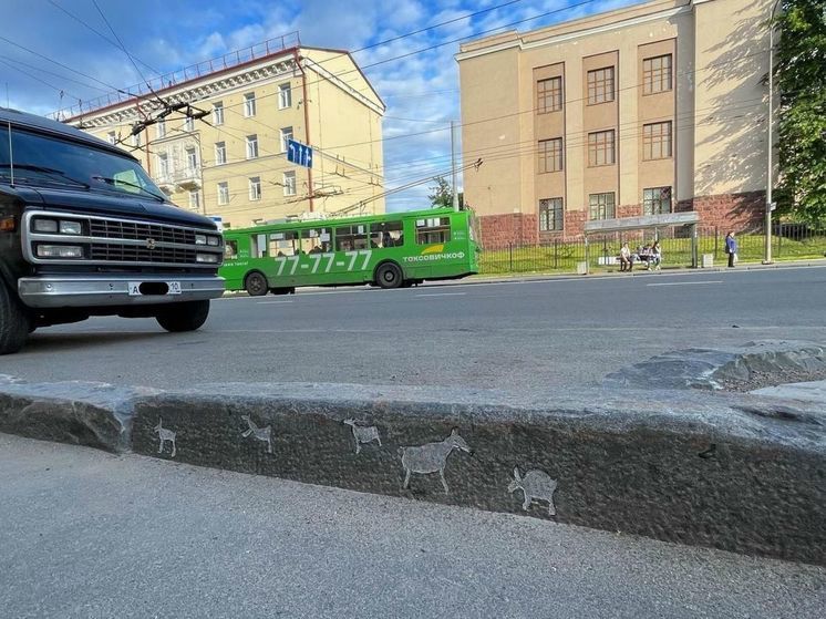 Создатель Долины зайцев вырезал петроглифы на бордюре в центре Петрозаводска