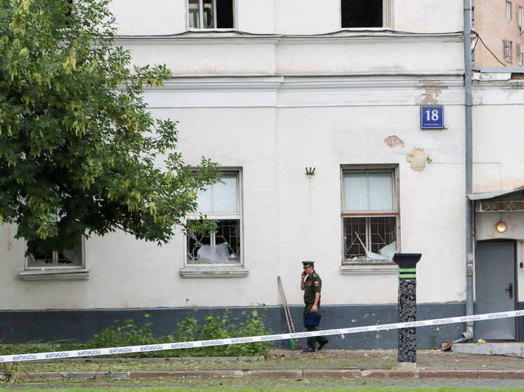 К жильцам дома, где выбило стекло, приехали городские службы