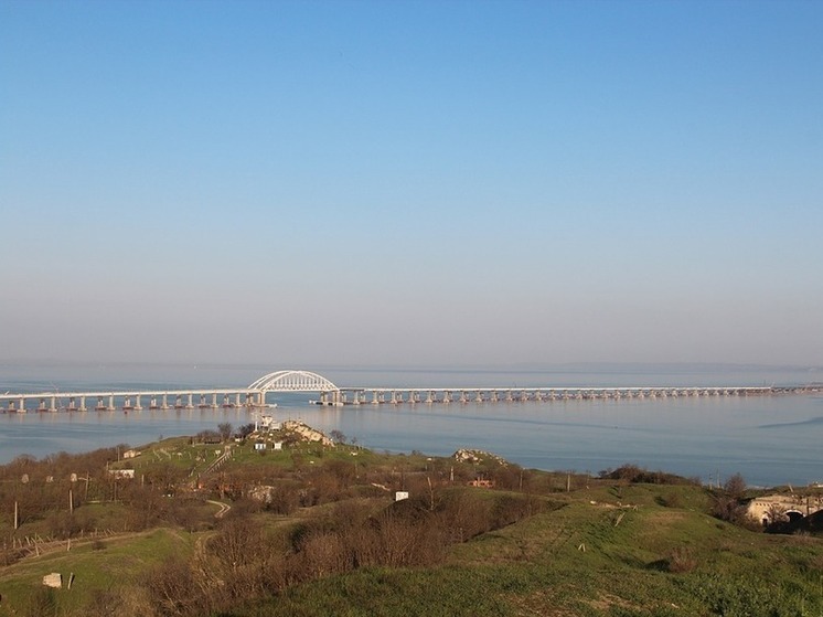 Движение автотранспорта по Крымскому мосту приостановлено без объяснения причин