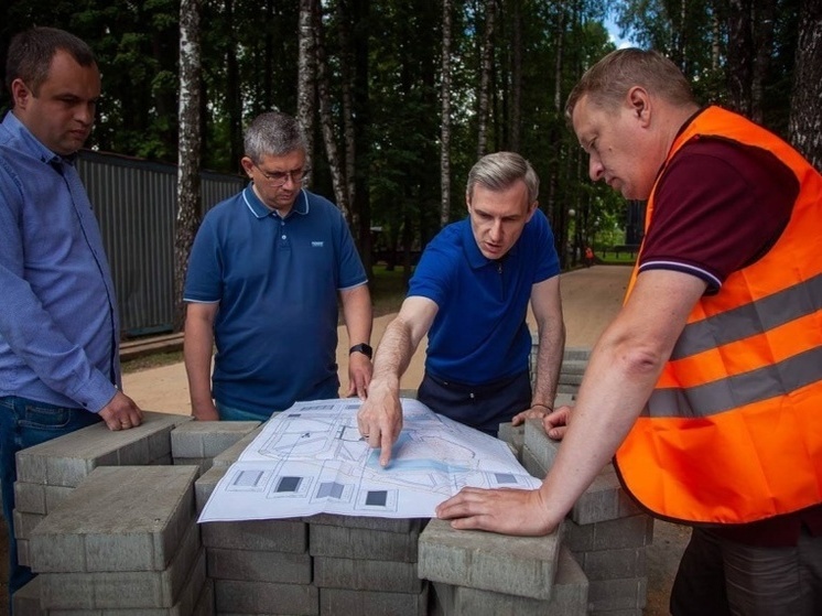 В Лопатинском саду  ведётся благоустройство пешеходных дорожек