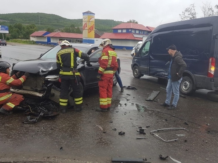 В Мурманске столкнулись два автомобиля на проспекте Героев-Североморцев