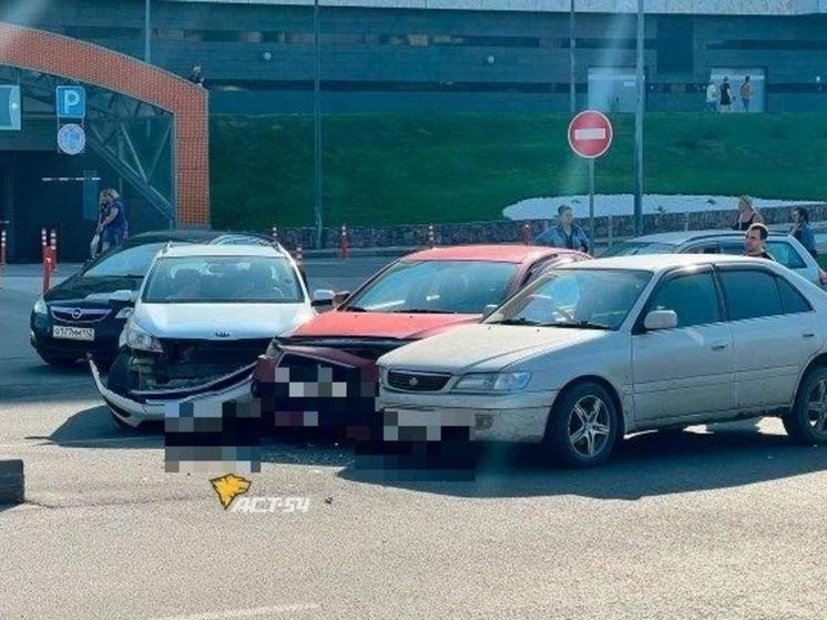 В Новосибирске три автомобиля столкнулись возле ТРЦ «Аура»