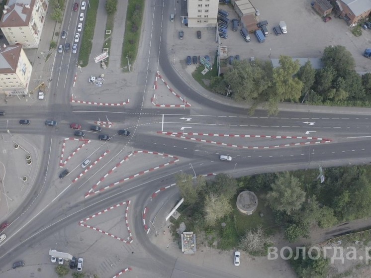 Дополнительную разметку нанесли при съезде с Пошехонского моста в Вологде