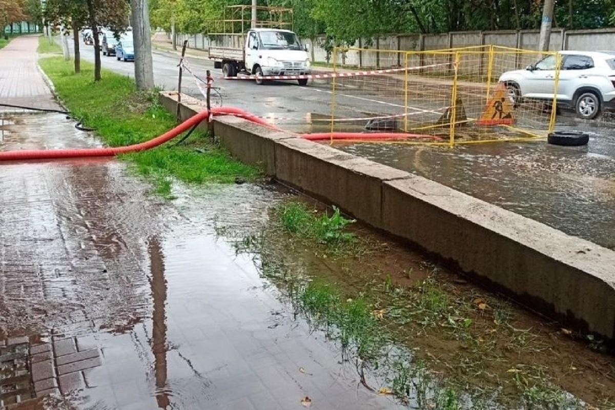 На Телевизионной в Калуге ликвидируют крупную аварию на водопроводе - МК  Калуга