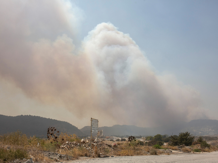 Родос превратился в ад для туристов из-за сильнейших пожаров: «Не хочу умирать»0