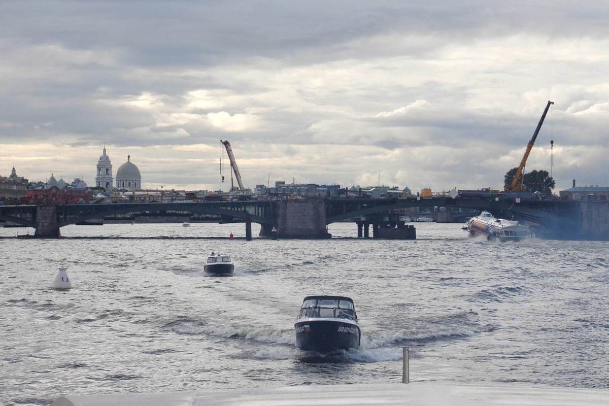 Транспортная полиция выловила из Невы двух утопающих пловцов