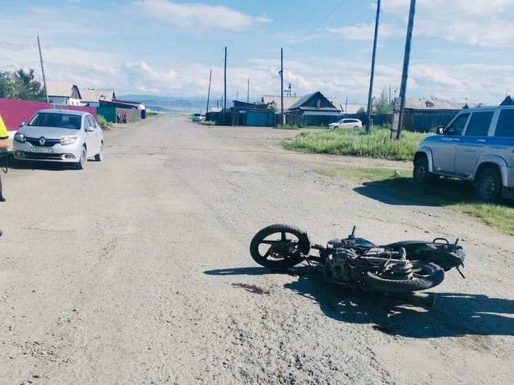В тувинской деревне юный мотоциклист попал под машину