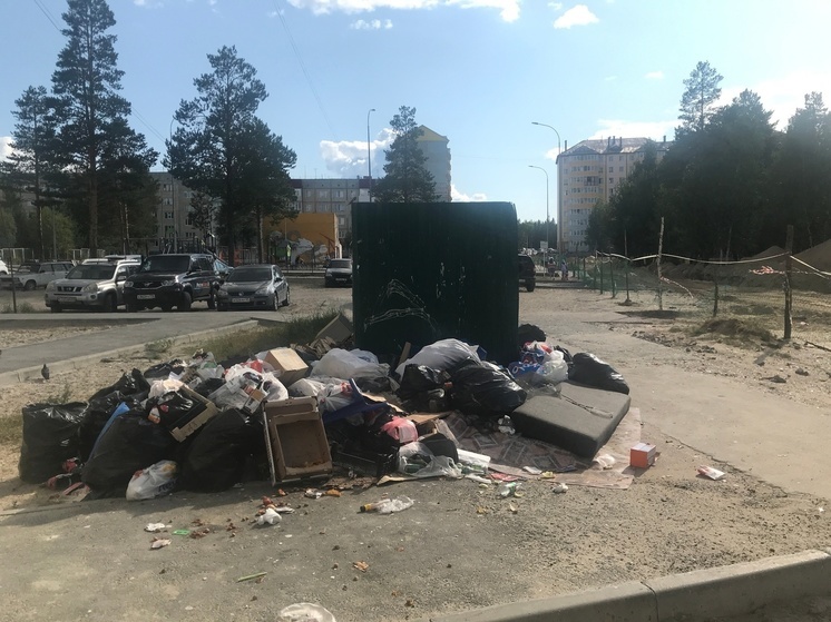 Жители Ноябрьска устроили свалку на месте снесенных контейнеров
