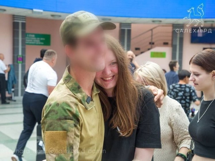 Не был дома почти год: в Салехарде аплодисментами встретили прибывшего в отпуск бойца СВО