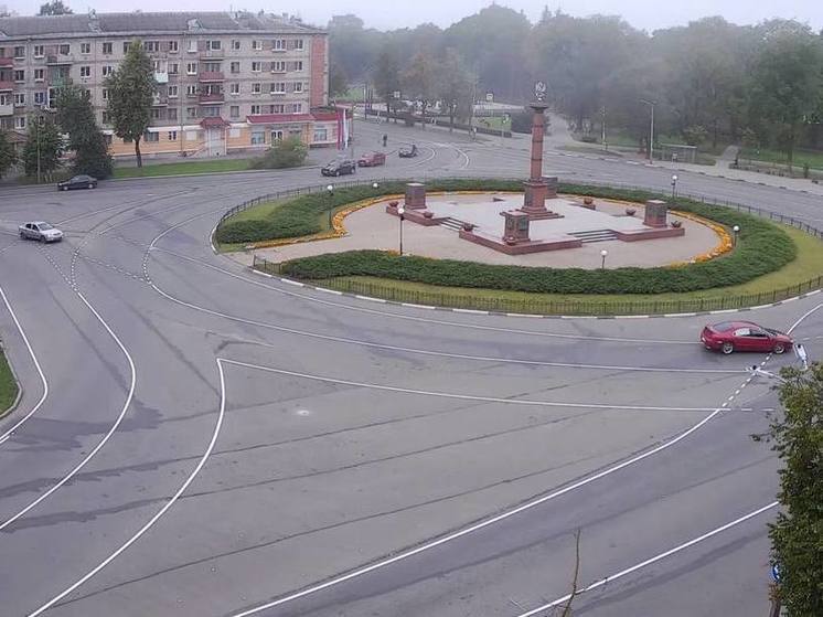Разметку для турбокольцевого движения наносят на Площади Победы в Пскове