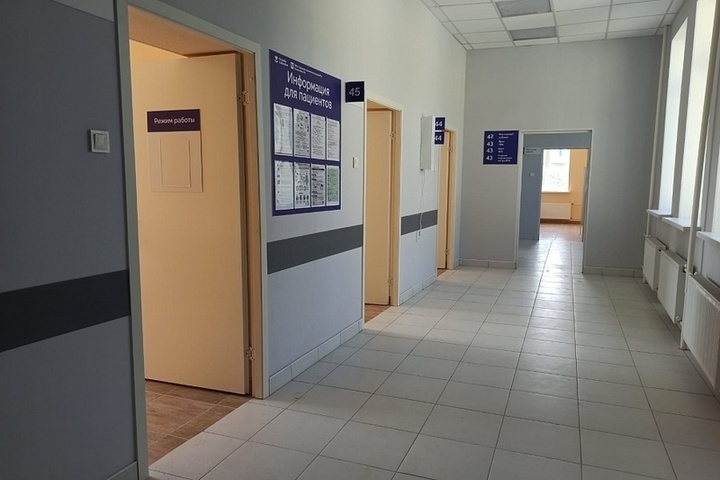 В Волжском снова заработала отремонтированная 3-этажная поликлиника