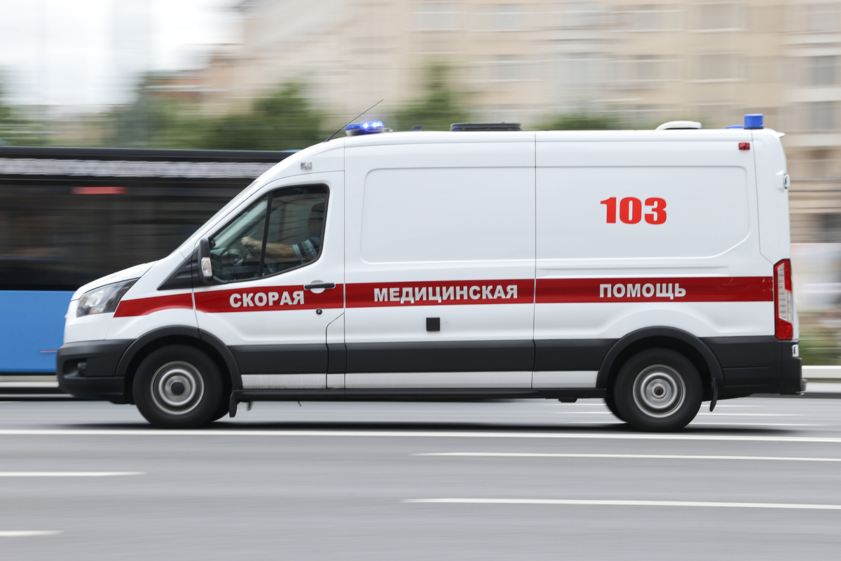 В Москве из окна девятого этажа выпала голая девушка - МК