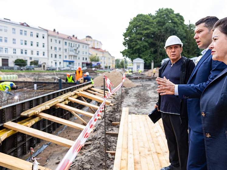 Антон Алиханов проверил ход реконструкции фонтана и площади у стадиона «Балтика»