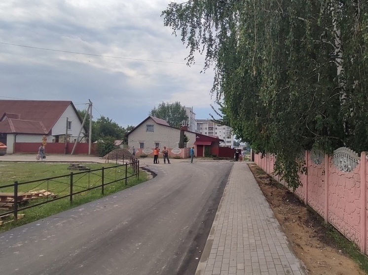 В брянском поселке Навля обновили дороги возле соцобъектов