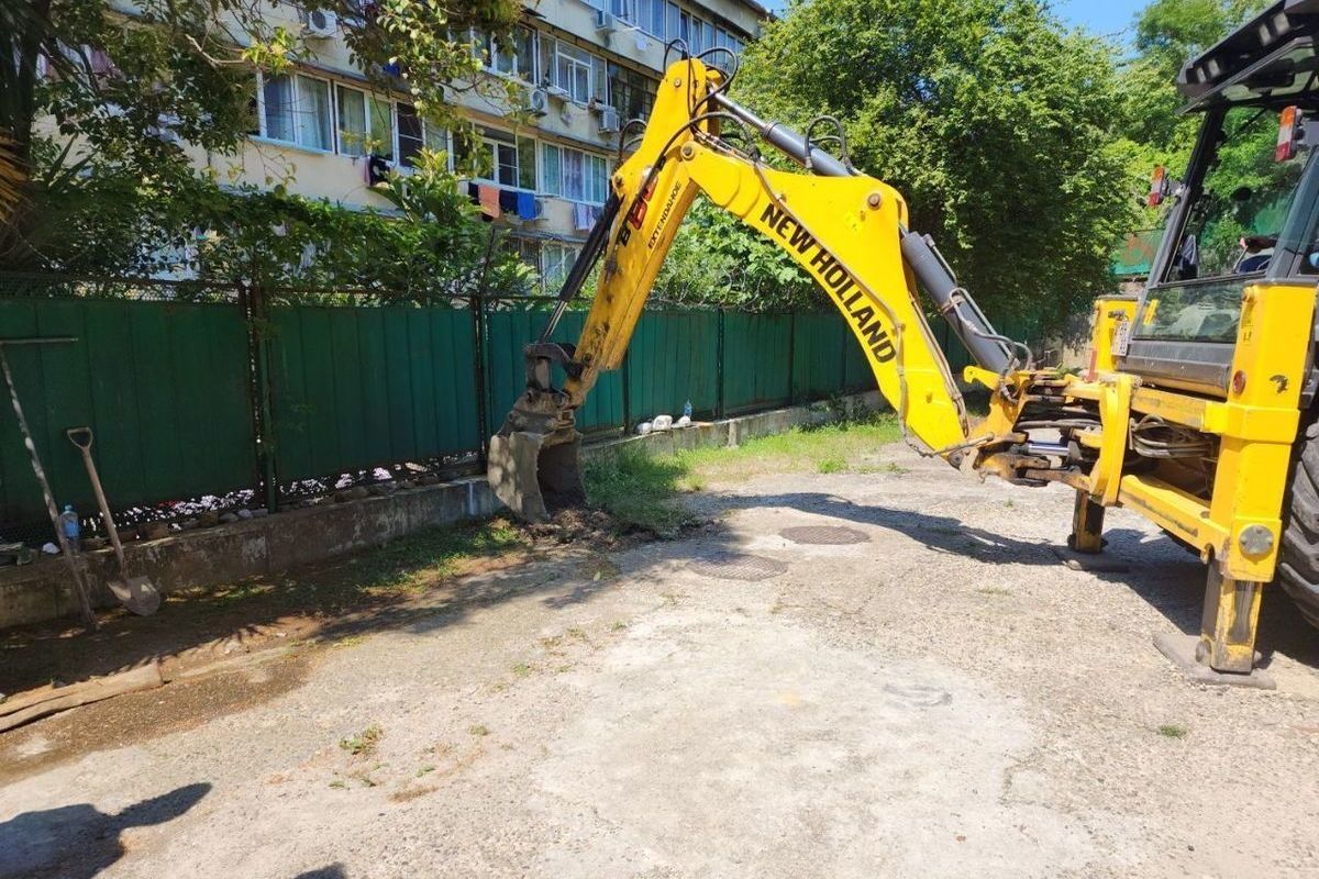 После жалобы жителей в переулке Чехова в Сочи устранили течь воды
