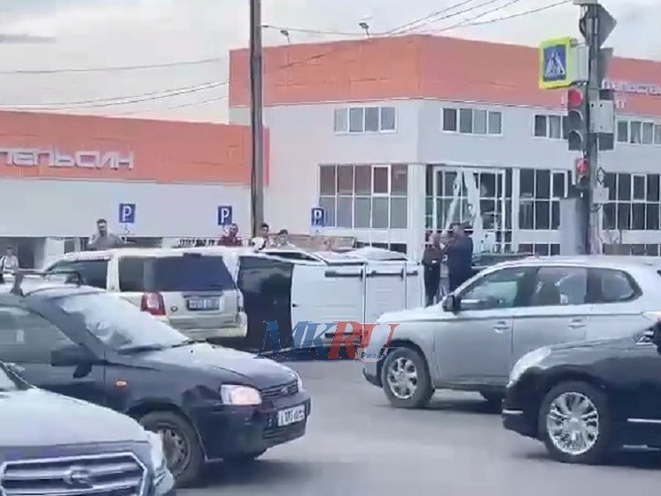 У ТД «НИТИ» на проезде Яблочкова в Рязани перевернулся автомобиль