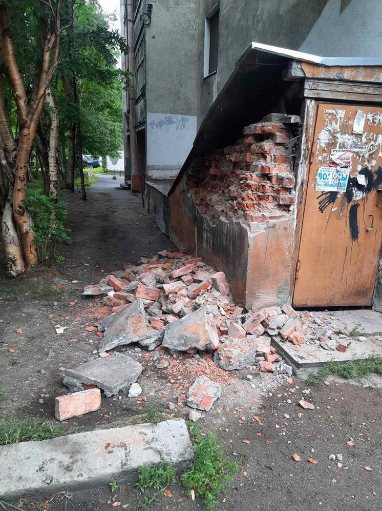 В доме на улице Марата в Мурманске обрушилась часть кирпичной кладки