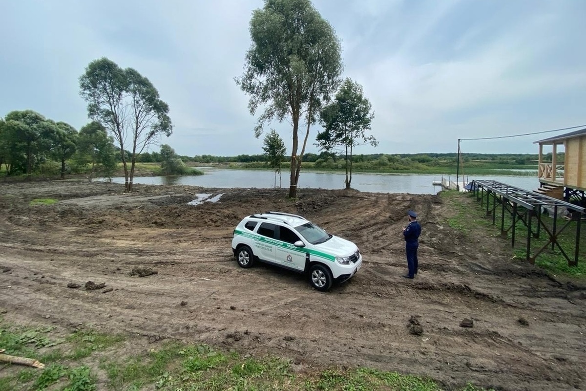В Курской области разыскивают собственника понтона и беседки на сваях, установленных на реке Сейм