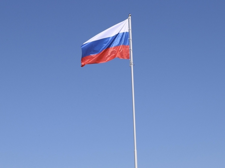 В Красноселькупе торжественно подняли российский триколор на 15-метровый флагшток
