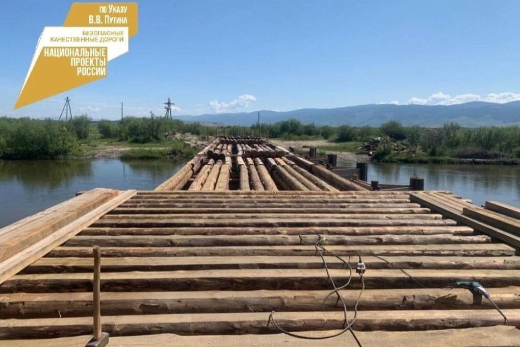 В Курумканском районе Бурятии строят мост из лиственницы