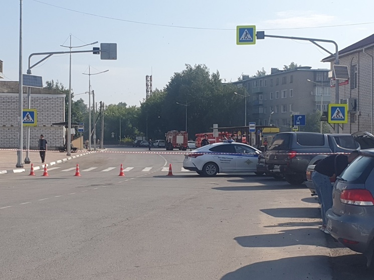 На железнодорожном вокзале в Сасове Рязанской области загорелись вагоны с серой