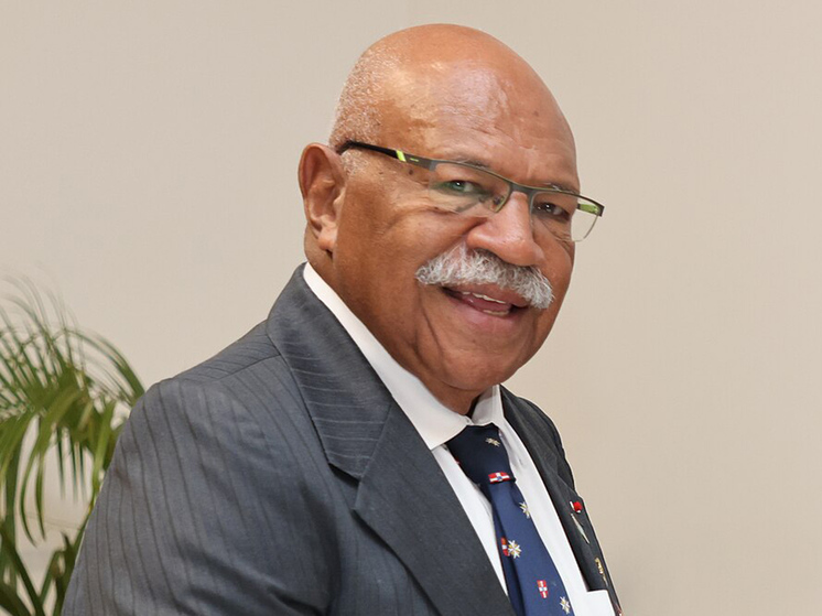 Глава правительства Фиджи засмотрелся в мобильник и упал