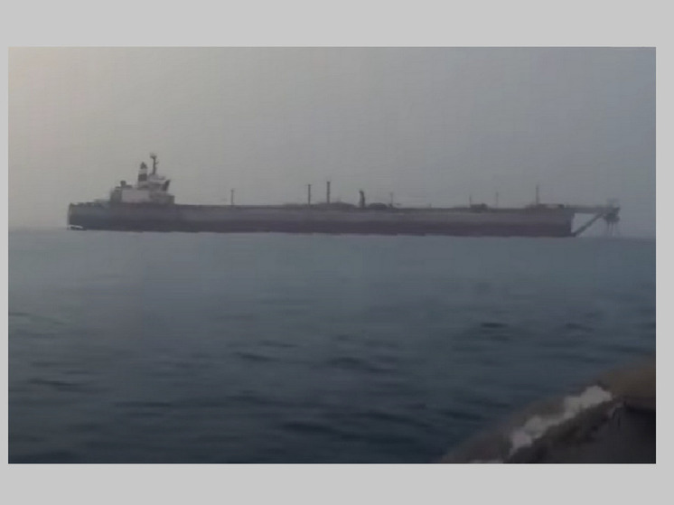 Начата откачка нефти с брошенного в 2015 году у берегов Йемена супертанкера
