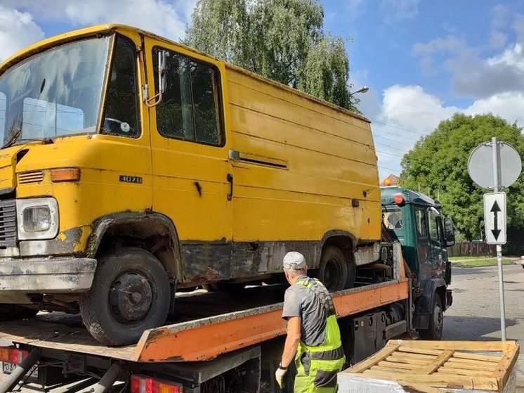 В Калининграде продолжают утилизировать брошенные автомобили