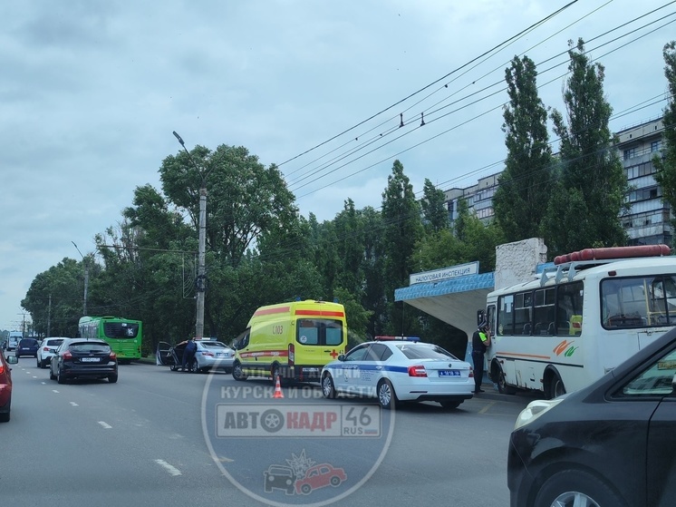 В Курске на Энгельса маршрутка ПАЗ врезалась в остановку