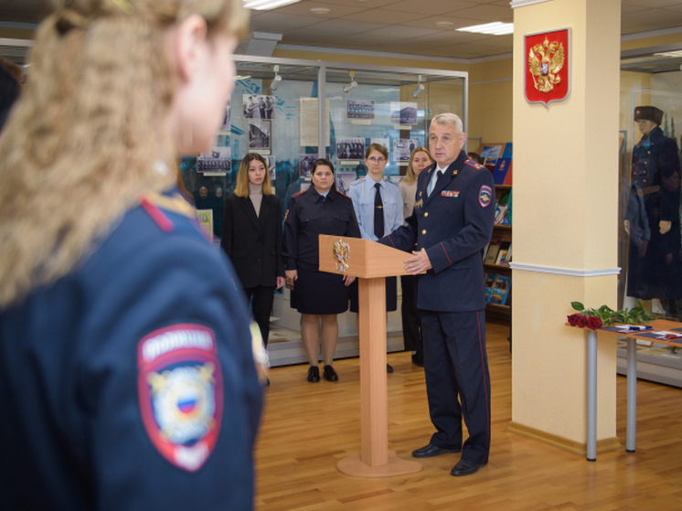 В Мурманске молодые полицейские получили первые офицерские звания